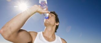Здоровый мужчина пьет воду