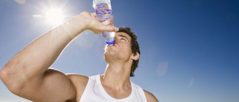 Здоровый мужчина пьет воду