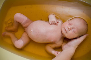Ребенок в ванне с чередой