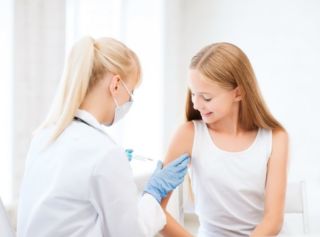 Девушке делают прививку