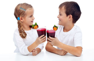 Дети пьют овощной сок